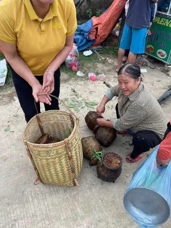 Sạp nông sản tự trồng của người dân bản địa mang xuống chợ